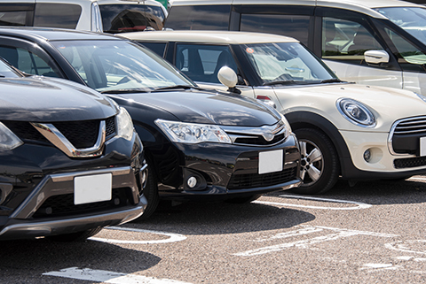 駐車場に止められた自動車