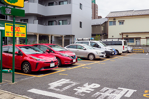 駐車場に止まる車