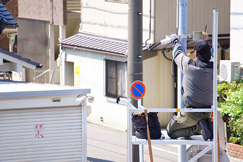 高い位置に監視カメラを設置する業者