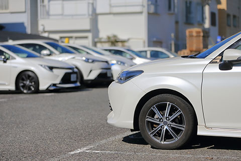 店舗の駐車場に停められた車